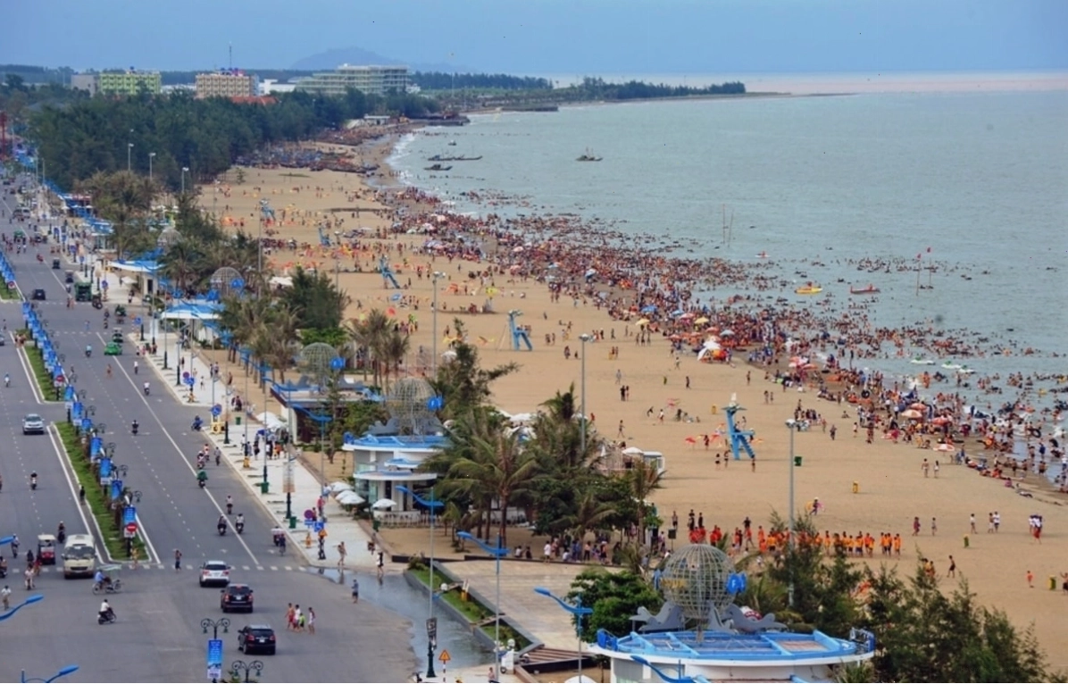 Bãi biển Sầm Sơn với không khí nhộn nhịp và cảnh quan thiên nhiên tươi đẹp