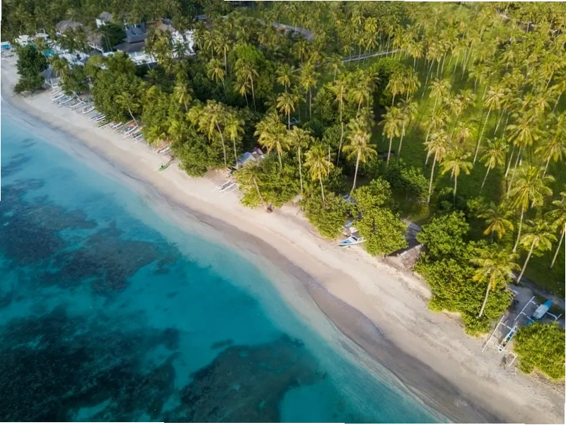 Bãi biển Senggigi Lombok với bờ cát dài và khung cảnh núi non