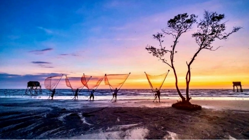 Bãi biển Tân Thành với bờ cát đen đặc trưng