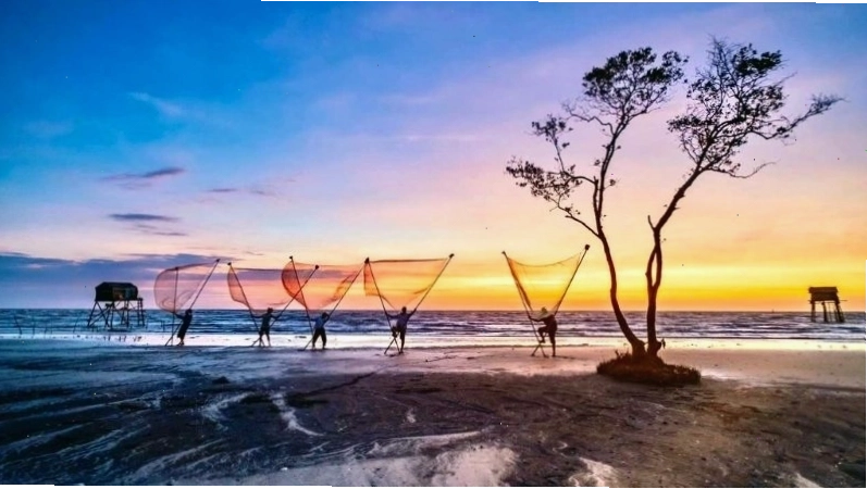 Bãi biển Tân Thành với cát đen đặc trưng và sóng biển dịu nhẹ