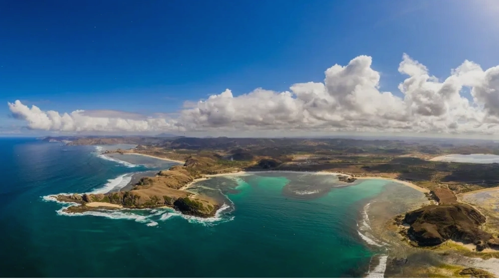 Bãi biển Tanjung Aan Lombok với cát trắng mịn và nước biển ngọc lam