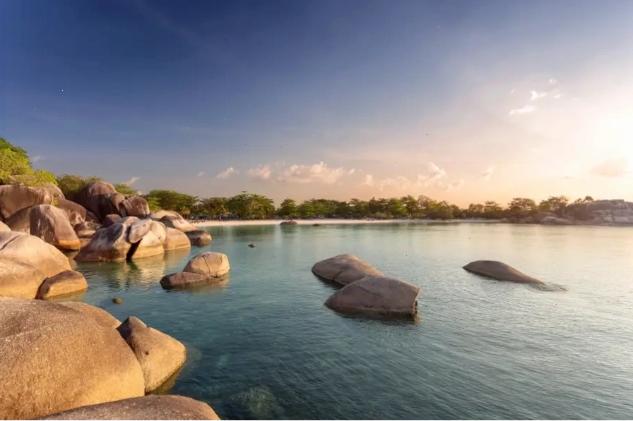Bãi biển Tanjung Tinggi Belitung với những tảng đá granite khổng lồ