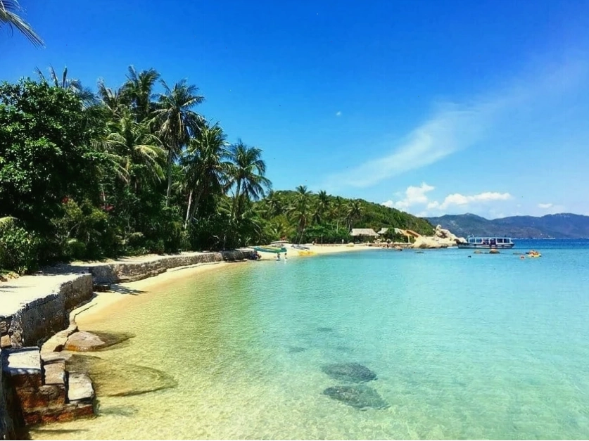 Bãi biển tuyệt đẹp trên Đảo Hòn Ông, Vịnh Vân Phong