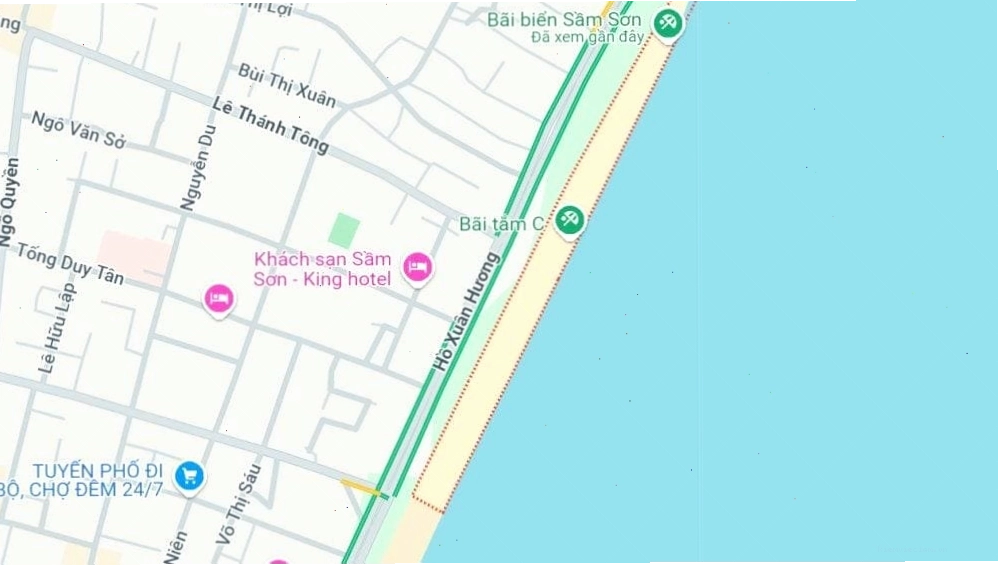 Bãi C Sầm Sơn sôi động và tấp nập