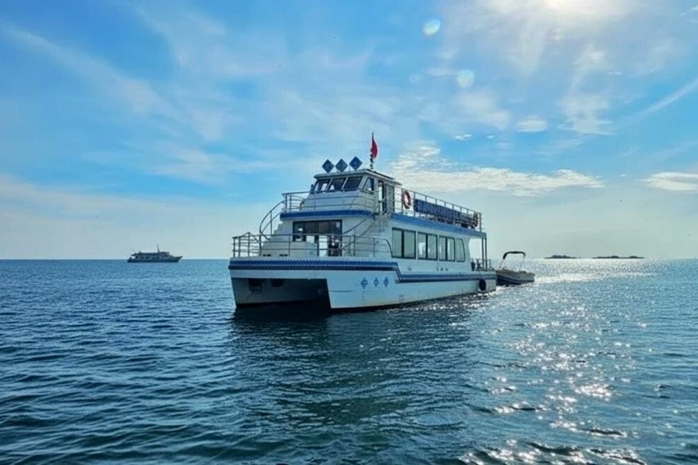 Bạn mất khoảng 10-15 phút đi thuyền, cano để đến với đảo Hòn Én