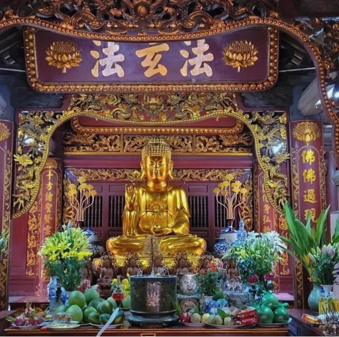 Bàn thờ trang nghiêm tại Chánh điện chùa Đậu