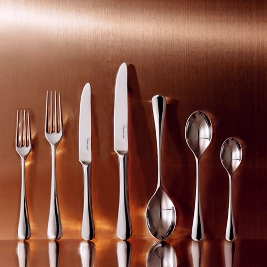 Bàn tiệc Âu được setup với bộ cutlery tinh tế