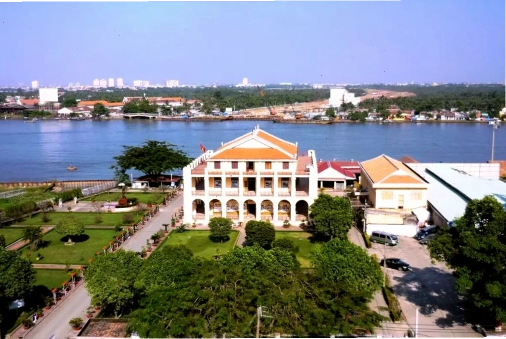 Bến cảng Nhà Rồng nằm cạnh sông Sài Gòn thơ mộng