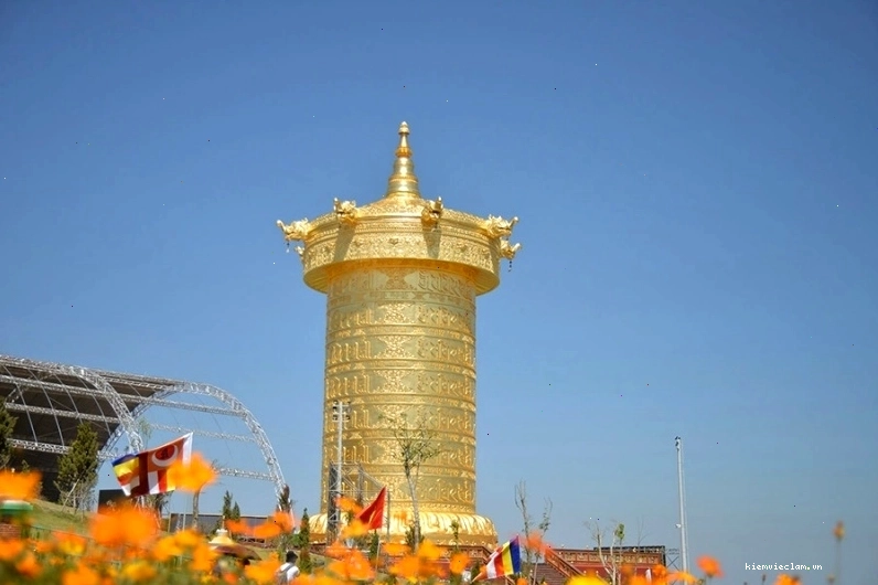 Bên trong bảo tháp chứa hơn 1 tỷ câu chú Om Mani Padme Hum