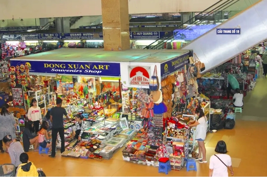 Bên trong chợ Đồng Xuân với các gian hàng san sát nhau