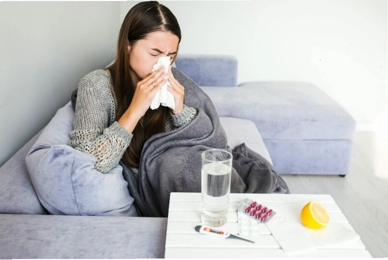 Bệnh nhân cảm thấy đau mặt và nghẹt mũi do viêm xoang