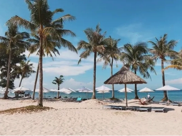 Bờ cát trắng trải dài tại một bãi biển ở Phú Quốc