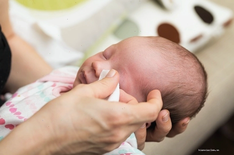 Bố mẹ hoặc người chăm sóc cần đặc biệt chú ý đến việc vệ sinh mắt cho trẻ sơ sinh
