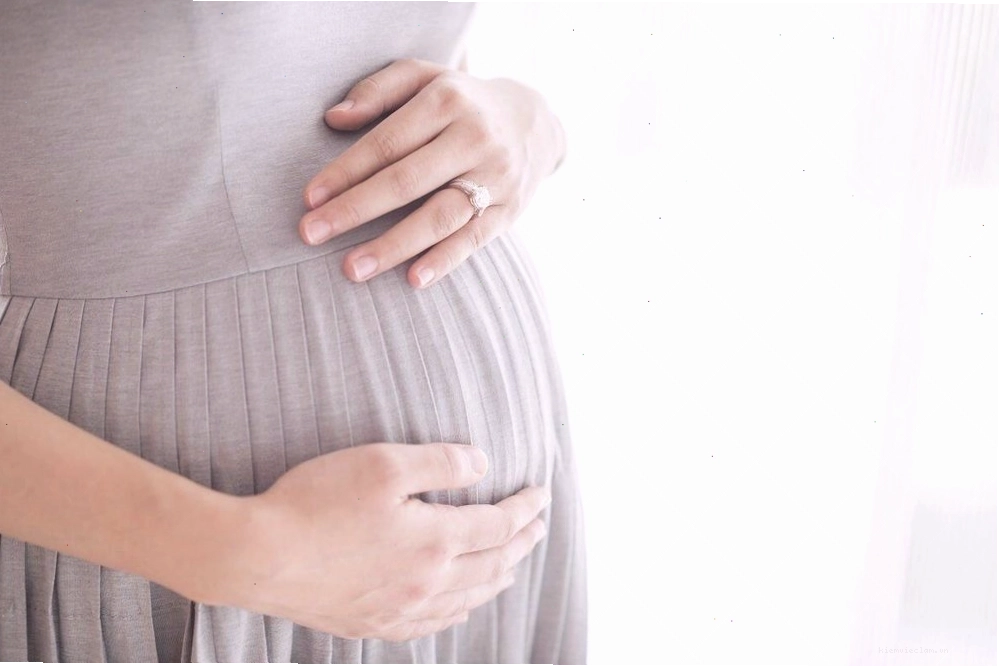 Bụng mẹ bầu to hơn ở tuần thai 33, gây khó khăn trong sinh hoạt hàng ngày