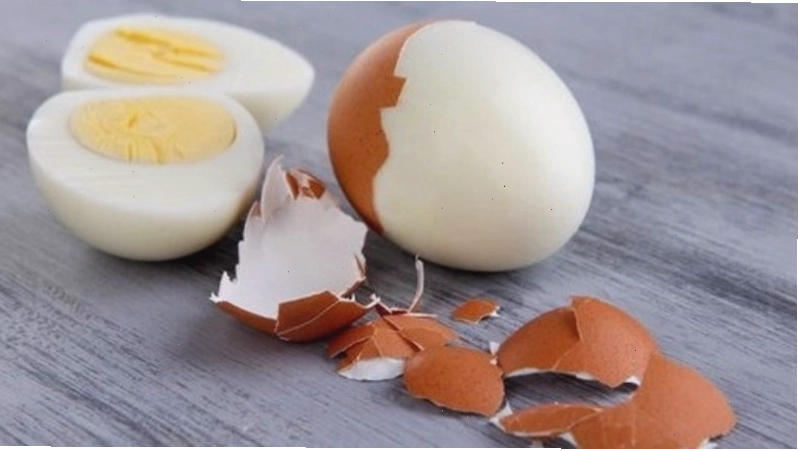 Cách bóc vỏ trứng dễ dàng hơn sau khi luộc và làm lạnh