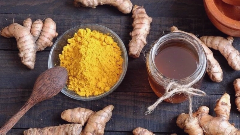 Cách làm mặt nạ nghệ với mật ong