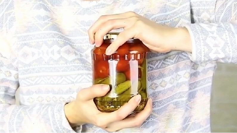 Cách mở nắp chai bị kẹt cứng đơn giản và hiệu quả