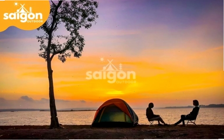Cắm trại Hồ Trị An tại khu vực Cây cô đơn với lều trại dựng lên