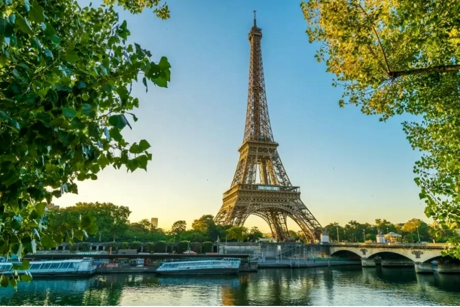 Cận cảnh kiến trúc sắt nghệ thuật của Tháp Eiffel
