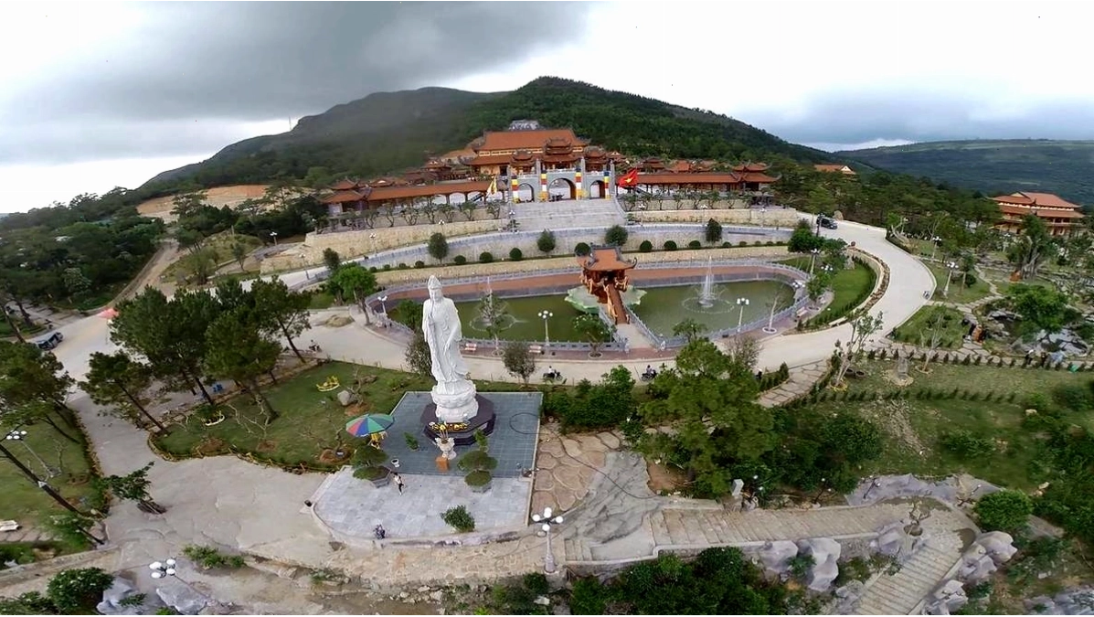 Cận cảnh một pho tượng dát vàng trong Chùa Ba Vàng