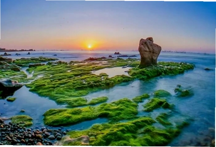 Cận cảnh những viên đá với nhiều màu sắc trên bãi biển