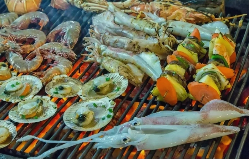 Cảnh biển Long Hải với du khách tham gia các hoạt động vui chơi