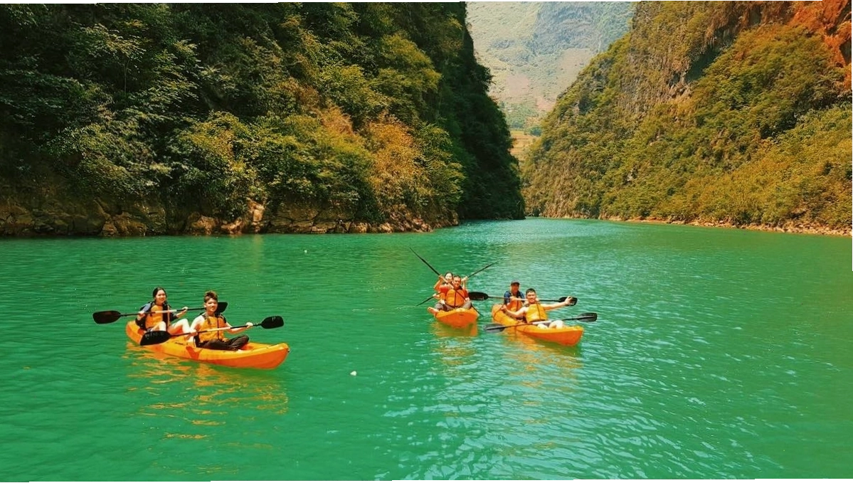 Cảnh mua bán nhộn nhịp tại chợ Mèo Vạc