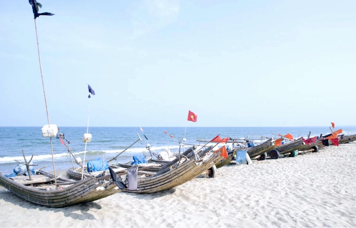 Cảnh quan biển Hải Tiến vào buổi chiều tà