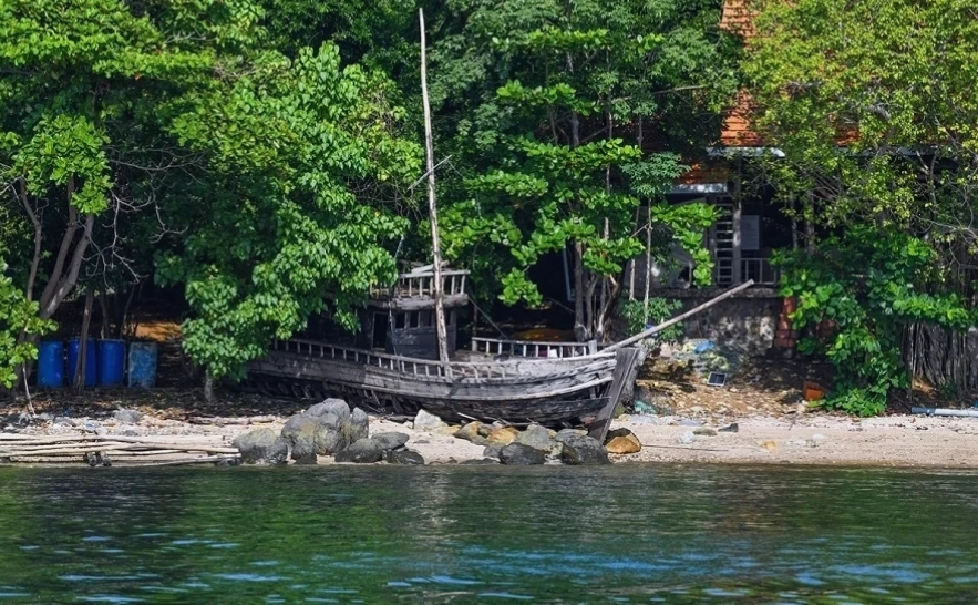 Cảnh quan hoang sơ tại Đảo Hải Tặc
