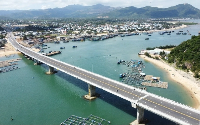 Cảnh quan thiên nhiên xung quanh một cây cầu vượt biển