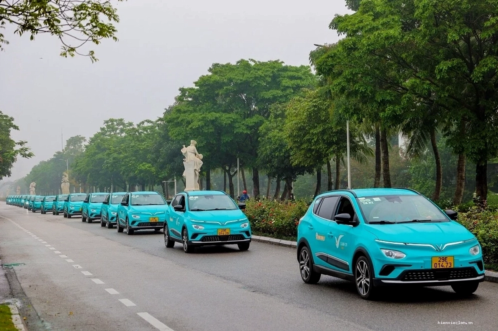 Cảnh quan thơ mộng của biển Mỹ Khê vào buổi sớm mai