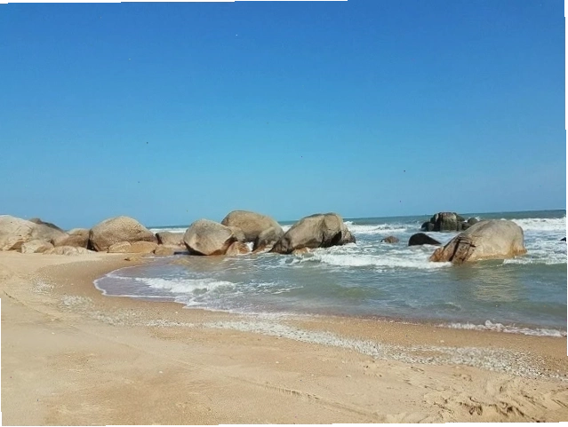Cảnh quan tươi đẹp của bãi biển Bình Châu với bờ cát trắng và làn nước trong xanh