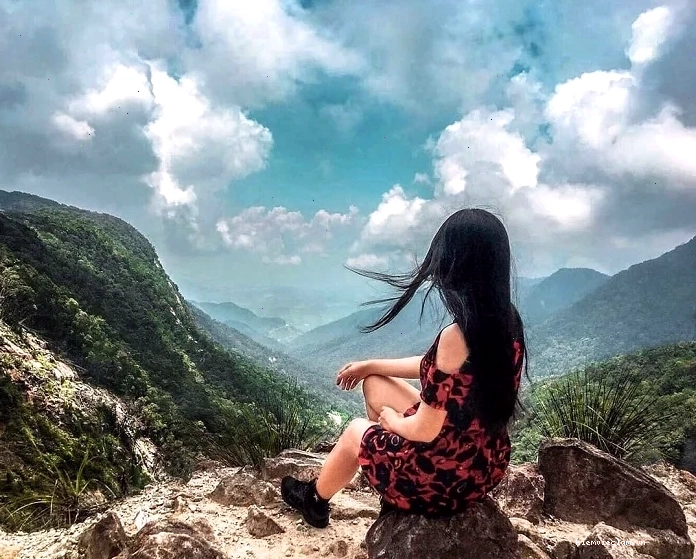 Cảnh quan xanh mát hai bên đường đèo Khánh Lê