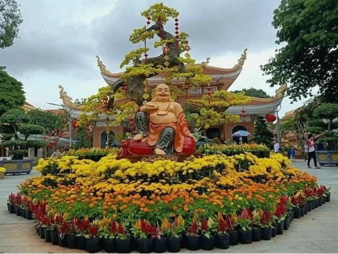 Cảnh quan xanh mát tại khuôn viên Chùa Hoằng Pháp