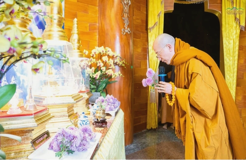 Cảnh quan xung quanh Chùa Ba Vàng với núi non trùng điệp