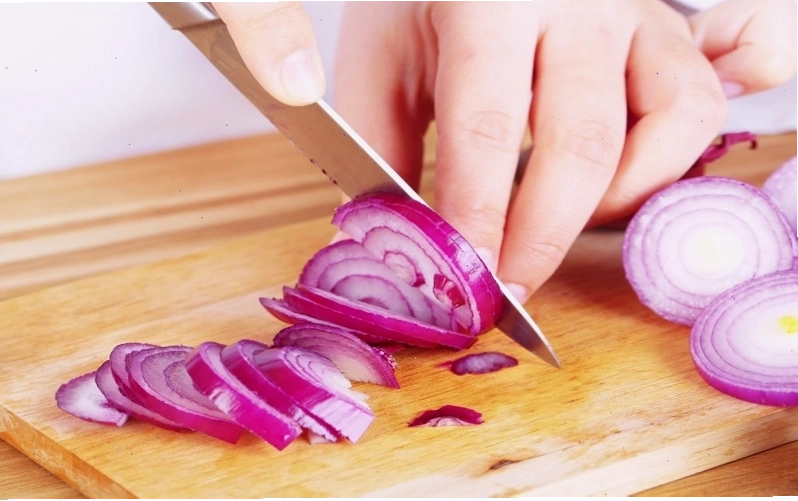 Cắt hành tây, hành tím mà không bị cay mắt nhờ phương pháp làm lạnh