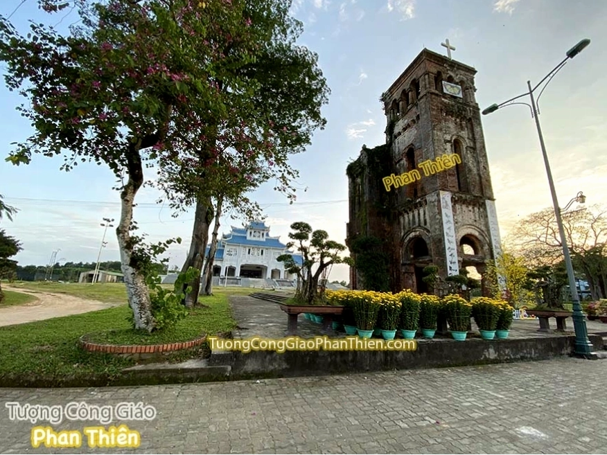 Cầu nguyện tại Thánh địa La Vang