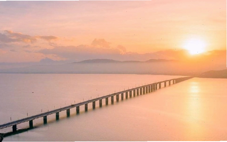 Cầu vượt biển nhìn từ trên cao với cảnh quan thiên nhiên hùng vĩ