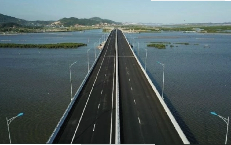Cầu vượt biển nhìn từ xa với cảnh biển xanh ngắt