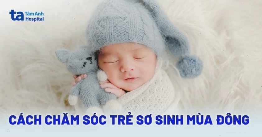 Cha mẹ âu yếm chăm sóc bé sơ sinh trong thời tiết lạnh