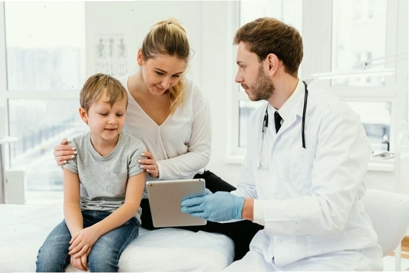 Cha mẹ cần hỏi ý kiến bác sĩ chuyên khoa để được hướng dẫn cách trị nổi mề đay tại nhà an toàn cho trẻ