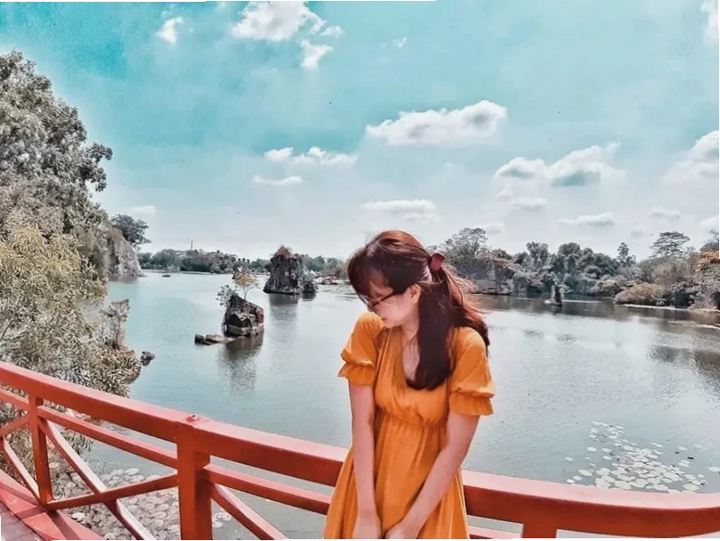 Check-in tại khu du lịch Sơn Tiên với background đẹp