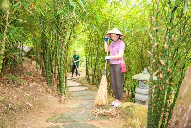 Chi tiết kiến trúc mái cong và các chi tiết trang trí trên Chùa Ba Vàng