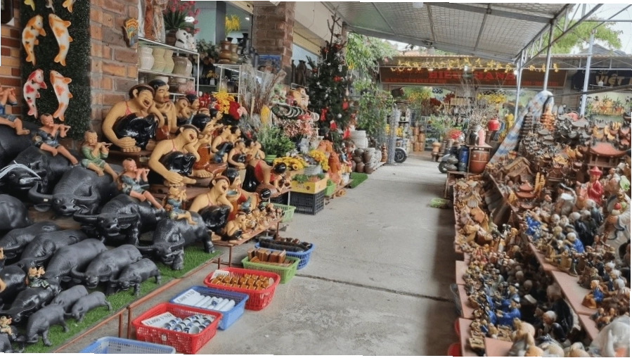 Chợ gốm Bát Tràng với đa dạng sản phẩm trưng bày