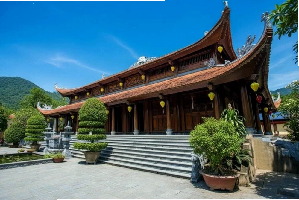 Chùa Cầm Sơn là ngôi chùa cổ hơn 600 năm tuổi tọa lạc trên núi Thiên Cầm