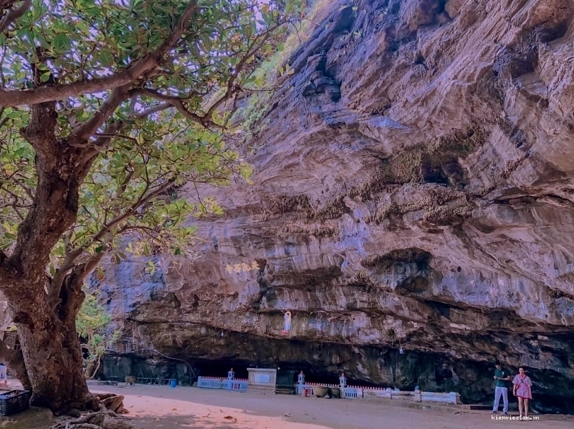 Chùa Hang Lý Sơn với kiến trúc độc đáo trong hang đá