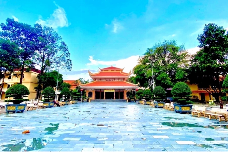Chùa Hoằng Pháp tọa lạc trên khu đất rộng xã Tân Hiệp, huyện Hóc Môn