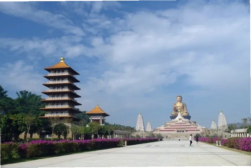 Chùa Phật Quang Sơn với tượng Phật uy nghi