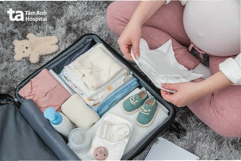 Chuẩn bị đồ dùng cần thiết cho mẹ và bé