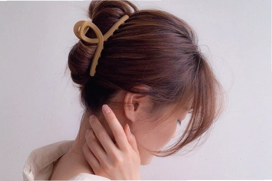 Cố định tóc bằng kẹp càng cua để tạo kiểu xoăn đuôi